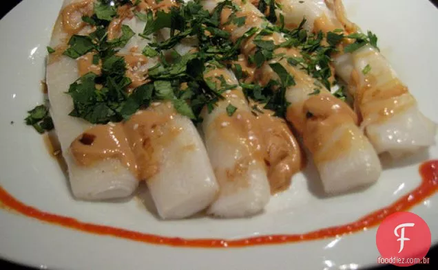 Rolos De Macarrão De Arroz Chinês Com Manteiga De Amendoim
