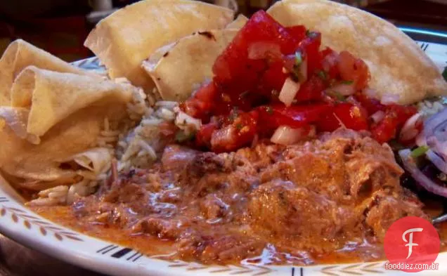 Carne de porco assada lenta com molho de curry de coco, tortilhas de milho, Salsa De Tomate fresco sobre Arroz Basmati
