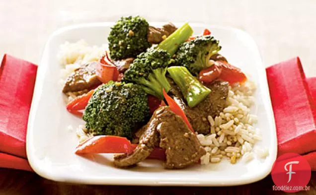 Carne frita com brócolis e pimentão