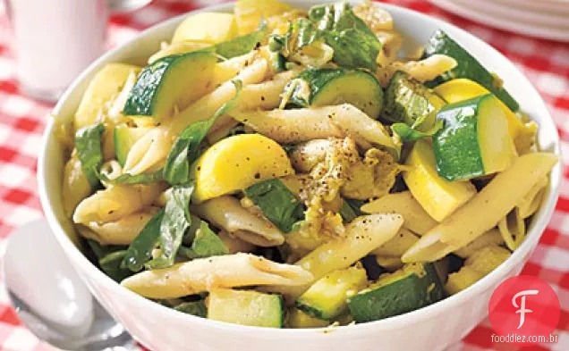 Salada de macarrão com berinjela, abobrinha e abóbora