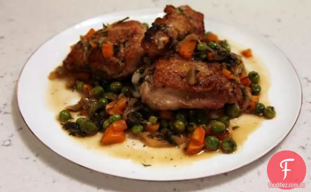 Frango de primavera com cenouras e ervilhas