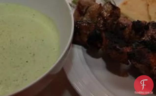 Kabobs de cordeiro grego com iogurte-hortelã Salsa Verde