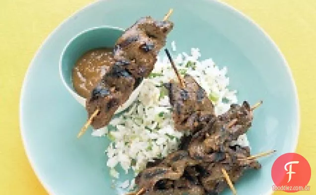 Espetos De Carne Com Molho De Amendoim