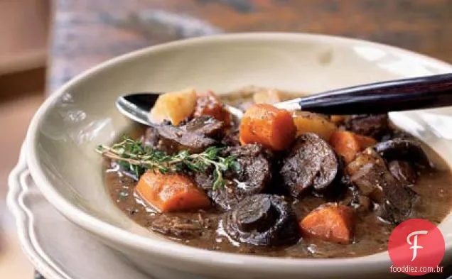 Ensopado básico de carne com cenouras e cogumelos