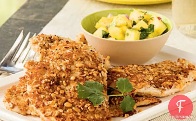 Frango com crosta de amendoim com molho de abacaxi