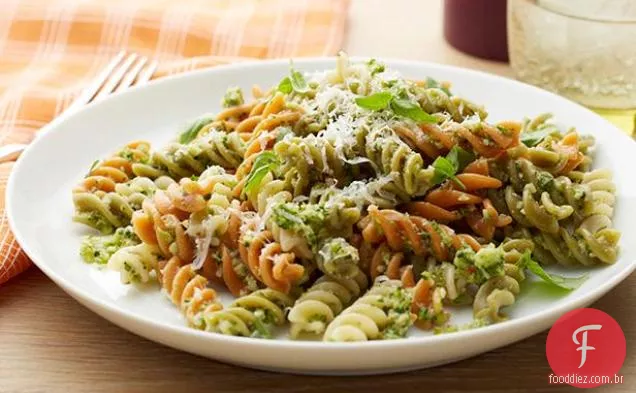 Brócolis-Pesto De Nozes Com Macarrão