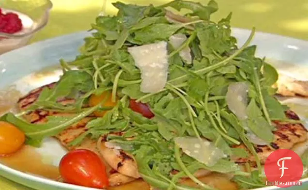 Costeletas de frango grelhadas com limão e pimenta preta e rúcula-salada de tomate
