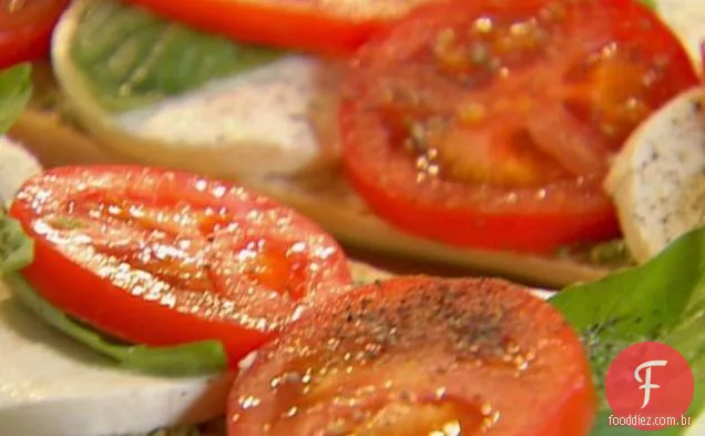 Tomate de cara aberta, mussarela e Sanduíche De Manjericão