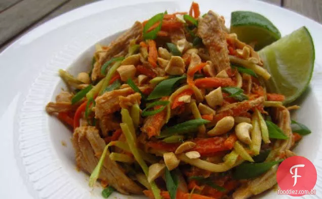 Salada De Frango Tailandesa Com Molho De Amendoim