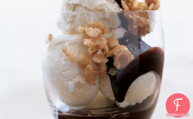 Sundaes de baunilha com crocante de arroz e amendoim