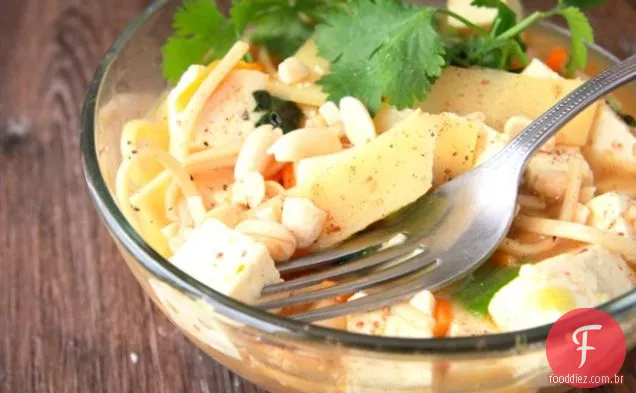 Tigela De Macarrão Com Curry Verde Vegano