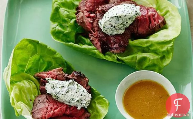 Filé Mignon com mel-vinagrete Dijon, lavanda erva fina queijo de cabra e manteiga alface