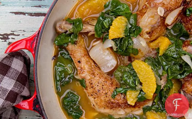 Frango com vinagre de cana com cebola pérola, laranja e espinafre