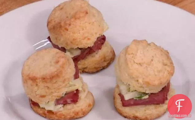 Scones irlandeses de Cheddar com carne enlatada e corte de maçã