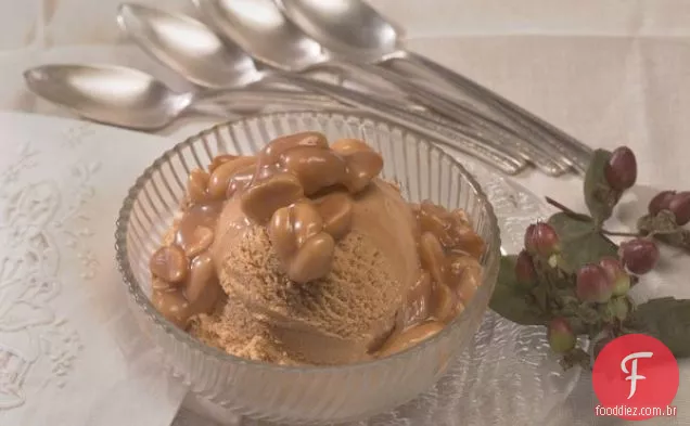 Sundae Do Gelado Do Caramelo Com Molho Salgado Do Caramelo Do Amendoim