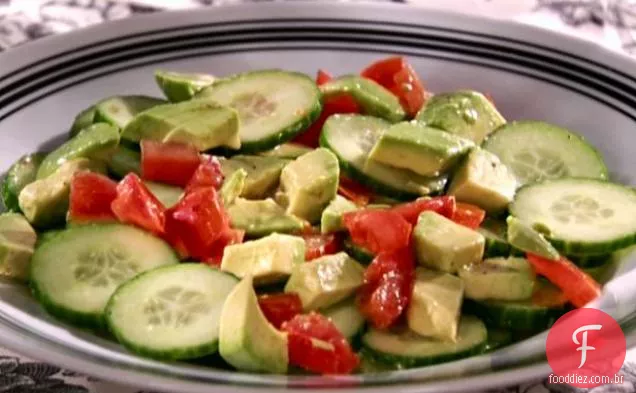 Salada de pepino-tomate-abacate com tequila-vinagrete de limão
