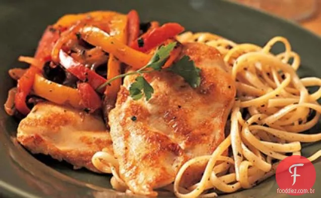 Filetes de peito de frango com pimentão vermelho e amarelo