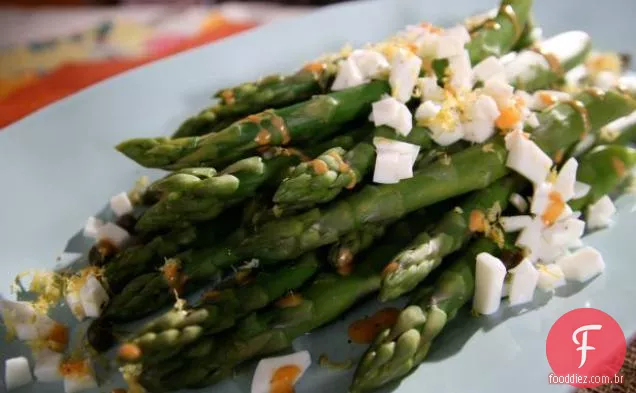 Espargos com molho picante e esfumaçado