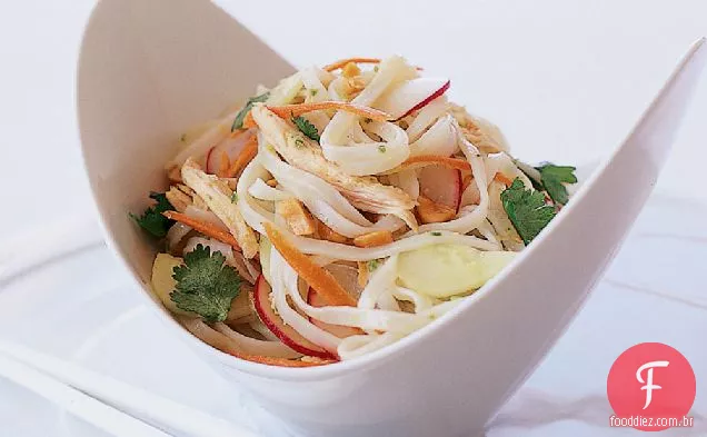Salada asiática de frango e arroz com macarrão com amendoim