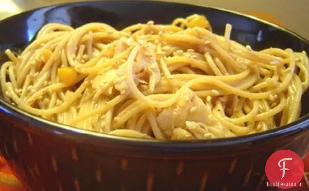 Macarrão Tailandês De Amendoim De Frango