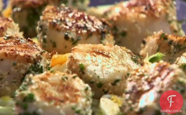 Vieiras de ervas e gergelim com salada de laranja e erva-doce