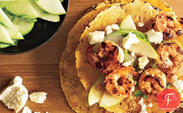 Tacos de camarão com Salsa de maçã verde