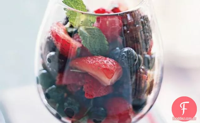 Medley de baga de verão com Limoncello e hortelã