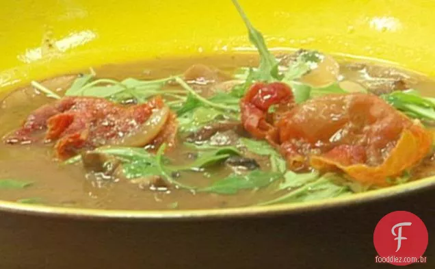 Sopa de cogumelos selvagens com rúcula e presunto Serrano crocante