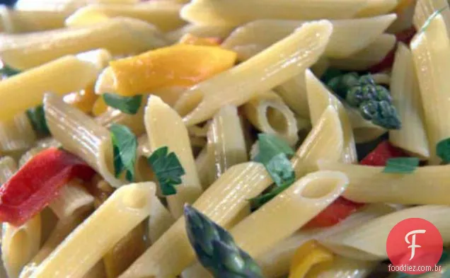 Penne com aspargos e pimentas