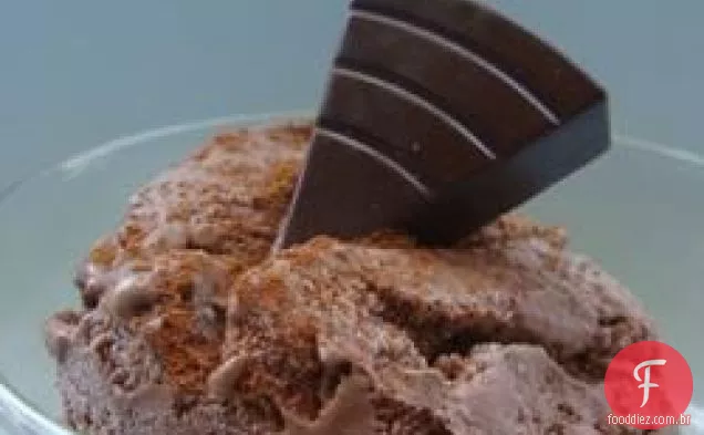 Chocolate escuro e creme congelado de canela