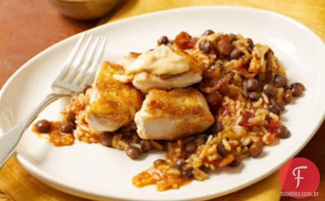 Frango crocante com molho de Anatto, arroz e ervilhas