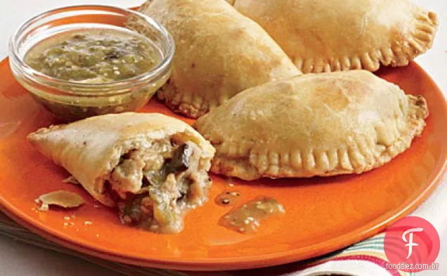 Empanadas de frango e cogumelos com molho Tomatillo assado