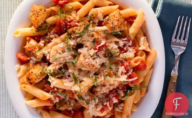 Penne e lombos de frango com molho de tomate temperado