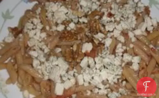 Macarrão com queijo azul e nozes