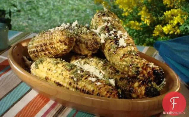 Milho grelhado na espiga com pesto de coentro