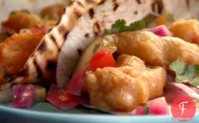 Cerveza - tacos de peixe maltratados com cebola e pepino em conserva rápida