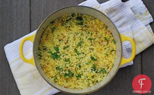 Arroz De Açafrão Assado Com Pinhões E Salsa