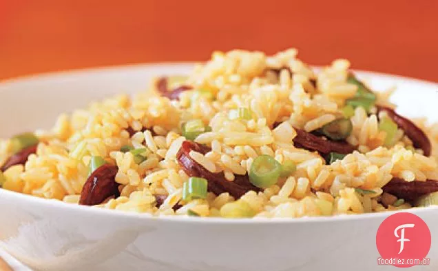 Pilaf de arroz com chouriço e cebolinha