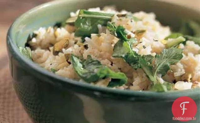Pilaf de arroz com rúcula e pistache