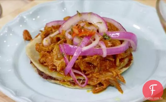 Panuchos de carne de porco e feijão picados com Habanero e cebola em conserva (Cochinita Pibil)