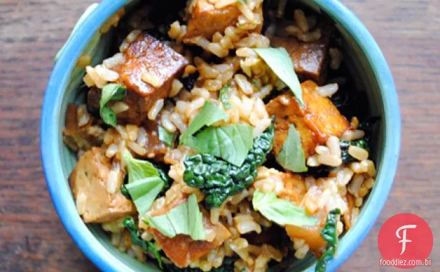 Tigela De Arroz De Tofu Com Verduras Italianas