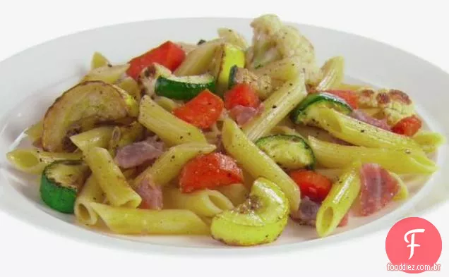 Penne com legumes assados e Prosciutto