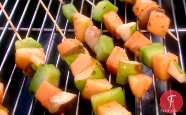 Kabobs de frutas da estação e melão com molho de Chile ardente