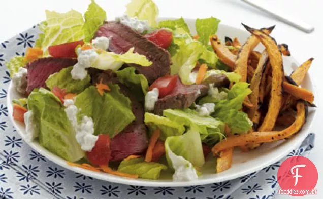 Salada de lombo com molho de queijo azul e batatas fritas