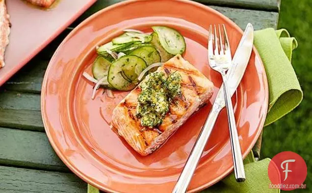Salmão grelhado com erva e manteiga composta de limão Meyer
