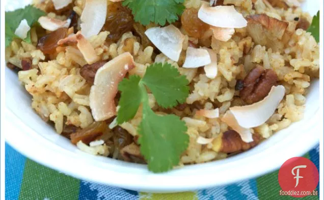 Arroz De Coco Com Nozes Com Passas Douradas E Nozes