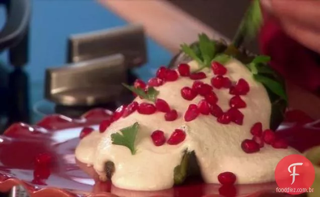 Recheado Poblano Chiles em um molho cremoso de nozes