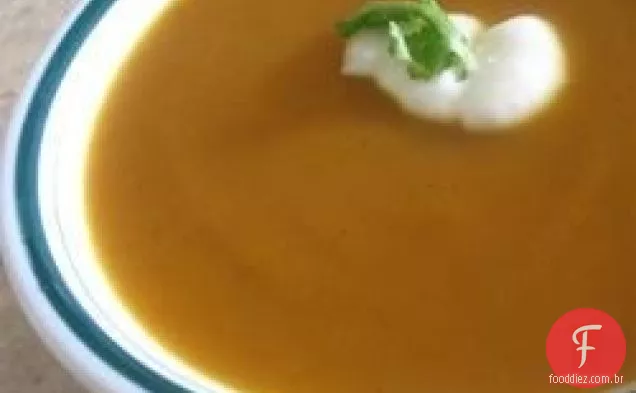 Sopa de batata doce e cenoura com cardamomo