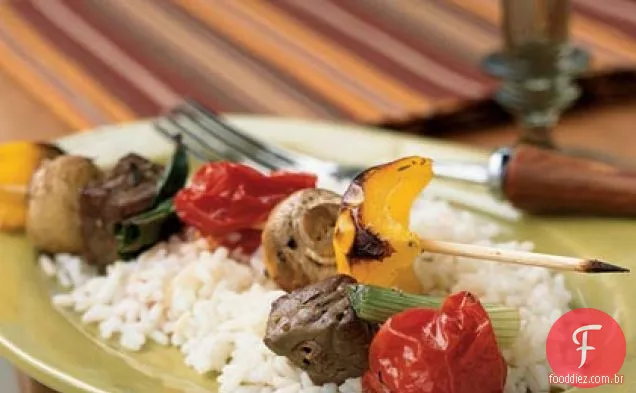 Kebabs de carne e vegetais