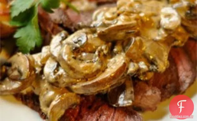 Bife de Ferro Liso Com Molho de cogumelos